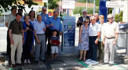  ?? (Photos D.G.) ?? Le maire, les élus et les habitants ont inauguré la première borne électrique de La Roquette-sur-Siagne.