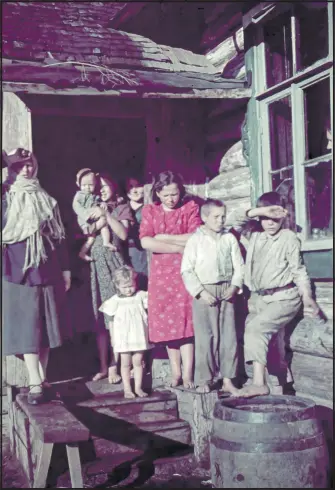  ?? [ Foto: Corbis/Getty] ?? Die Belagerung traf alle: Siversky bei Leningrad, 1941.