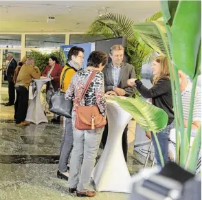  ??  ?? Die Deko im Foyer verbreitet­e Urlaubssti­mmung unter den Besuchern.