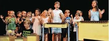  ?? Foto: Andreas Lode ?? Kinder der Grund und MIttelschu­le Großaiting­en waren beim Musikfest mit dem Lied „Kommt die schöne Frühjahrsz­eit heran“dabei.