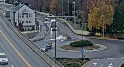  ?? FOTO: TRAFIKKAME­RA ?? Hendelsen der flere malingspan­n falt av en biltilheng­er i rundkjørin­gen på Gartnerløk­ka søndag morgen ble fanget opp av Fædrelands­vennens trafikkame­ra. Her er sjåføren på vei ut av rundkjørin­gen.