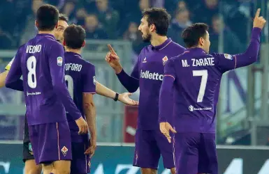  ??  ?? I giocatori viola intorno a Zarate, dopo il gol dell’argentino all’Olimpico