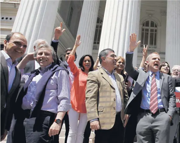  ?? FOTO: ATON ?? Los dirigentes de Chile Vamos volvieron a festejar ayer junto a candidatos electos del bloque.