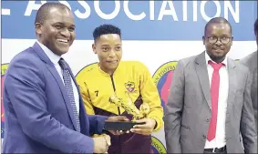  ?? ?? 2021/22 Women’s Football League top goal scorer who netted 79 goals, Celiwe ‘Cece’ Nkambule (C) of Young Buffaloes receing her trophy from EFA CEO Frederick Mngomezulu (L) alongside Eswatini Women’s Football Asociation (EWFA) Chairman Bonginkosi Mhlanga.