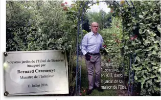  ??  ?? Bernard Cazeneuve, en 2013, dans le jardin de sa maison de l’Oise.