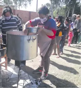  ??  ?? Gestionaro­n donaciones de alimentos para sostener las ollas populares.