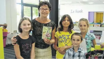  ??  ?? Les jeunes auditeurs ont découvert l’oeuvre de Roald Dahl au travers de la lecture faite par Francine Macé (au centre).