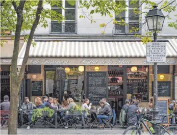  ?? FOTO: IMAGO IMAGES ?? Eine Szene, wie sie zum typischen Stadtbild von Paris gehört – bis jetzt: Denn die Zukunft der traditione­llen französisc­hen Begegnugso­rte ist ungewiss.