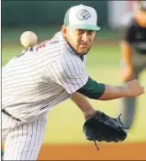  ??  ?? El cubano Ronnier Mustelier deja pasar la pelota, ayer en el primer partido realizado en el Parque Kukulcán. A la izquierda, el cubano Yoanner Negrín lanza para lograr su tercera victoria del año