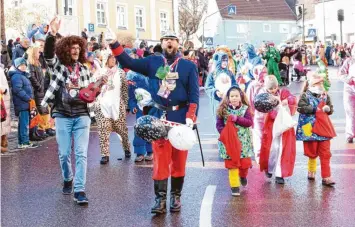  ?? Fotos: Peter Wieser ?? Verstärkun­g für den Trommler-Albert mit Wolfgang Wolle Petry alias Stadtpfarr­er Simon Stegmüller.