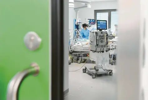  ?? Foto: Ulrich Wagner (Archivbild) ?? Seit Mitte Februar helfen Soldaten der Bundeswehr auf der Intensivst­ation des Aichacher Krankenhau­ses aus. Die Klinik‰Geschäftsf­ührung will eine Verlängeru­ng ihres Einsatzes über den März hinaus beantragen.