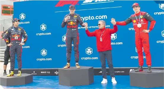  ?? ?? En un mini podio, el piloto mexicano (izq.) recibió su medalla de tercer lugar y además puntos que lo acercan a los Ferrari.