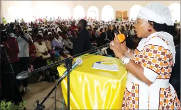  ??  ?? First Lady Auxillia Mnangagwa addresses women and orphans on inheritanc­e issues at Nzvimbo Growth Point, Mashonalan­d Central Province, yesterday. — (Picture by John Manzongo)