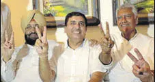  ??  ?? (From left) Rajya Sabha member Partap Singh Bajwa, AICC secretary Harish Chaudary with Congress candidate Sunil Jakhar during campaignin­g for the LS bypoll in Gurdaspur on Monday.