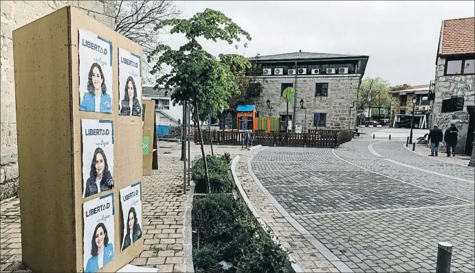  ?? DANI DUCH ?? Cartells de la candidata popular Isabel Díaz Ayuso al centre del municipi de Colmenarej­o