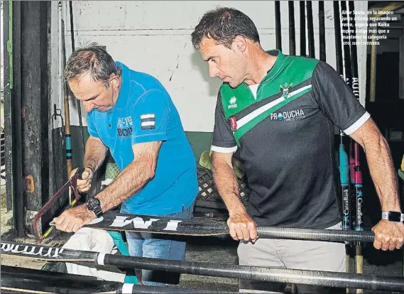  ?? FOTO: JUAN ECHEVERRÍA ?? Aitor Sautu, en la imagen junto a Korta reparando un remo, espera que Kaiku aspire a algo más que a mantener la categoría