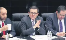  ??  ?? Ildefonso Guajardo, secretario de Economía, dijo a senadores que se debe entender que hoy el mundo se asocia en cadenas globales de valor.