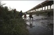  ?? CHRISTIAN CHAVEZ — THE ASSOCIATED PRESS FILE ?? Venezuelan migrants walk across the Rio Bravo towards the United States border to surrender to the border patrol, from Ciudad Juarez, Mexico, Thursday.