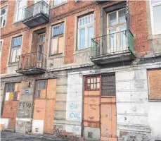  ??  ?? In Warschau gibt es noch immer viele herunterge­kommene Häuserfass­aden – vor allem im Stadtteil Praga.