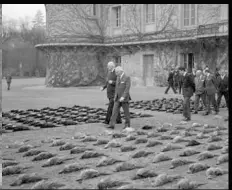  ??  ?? Le général de Gaulle assiste au tableau devant le château de Rambouille­t.