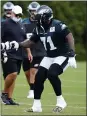  ?? MEDIANEWS GROUP FILE PHOTO ?? Jason Peters, right, is seen in healthier times, fistbumpin­g Lane Johnson.