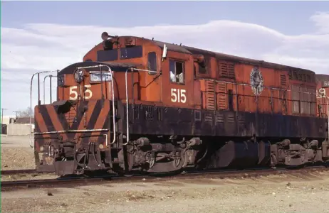  ?? Keith E. Ardinger ?? Right: Chop-nosed 515 and unmolested sister 509 work a ChP freight at La Junta, Chihuahua, in March 1975. The ugly duckling made an impression on Kerwin in 1963.