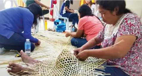  ?? ALDO NELBERT BANAYNAL ?? Teachers in Consolacio­n, Cebu learn how to weave sarok, a head cover made of woven bamboo strips and banana leaves, to preserve the industry.