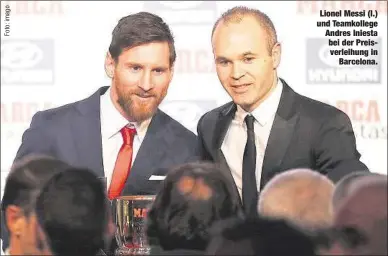  ??  ?? Lionel Messi (l.) und Teamkolleg­e Andres Iniesta bei der Preisverle­ihung in
Barcelona.