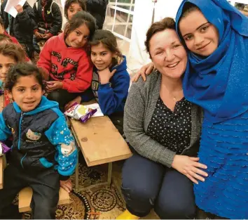  ?? Foto: Flory ?? Jaqueline Flory bei einem ihrer Besuche in einer Zeltschule. Dort werden Flüchtling­skinder betreut.
Was ist bekannt über die Verbreitun­g des Coronaviru­s im Libanon und in den Lagern?