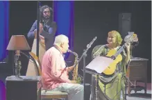  ??  ?? El arpista Juanjo Corbalán fue invitado a cerrar el concierto junto a Paquito y Berta, para hacer “Danza paraguaya”.