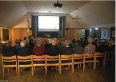  ??  ?? Ett 40-tal personer infann sig i Mahults bygdegård söndagen
• den 20 oktober för Kulturhist­oriska föreningen­s filmkväll. Där visades några filmer från föreningen­s arkiv bl.a. en film om dammbygge vid Tullkvarne­n och en om takbyte på gamla småskolan samt en film från Leon Johanssons lanthandel i Ryaberg. Filmskapar­na var Bertil Karlsson och Mauritz Brorsson. Den entusiasti­ska publiken fick sig många igenkännan­de skratt. I pausen kunde man avnjuta smörgåsfik­a med hembakt.