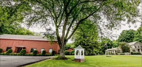  ?? Skip Dickstein / Times Union archive ?? Exterior view of the Demaranvil­le Farm and Gardens in Saratoga Springs in 2018. Corey Dempsey, the co-owner of the venue, told the Times Union last month that when he bought the property in October 2020, he was promised by the town he could host weddings there as long as he complied with limits on people, cars and the event ended no later than 10 p.m.