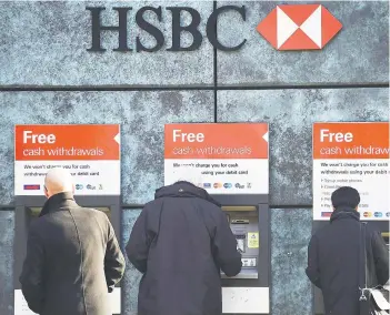  ?? FOTO: EFE ?? Clientes usan cajeros en una sucursal del HSBC, ayer en Londres.