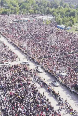  ??  ?? Asistentes a la misa que el Papa Francisco ofreció ayer en el Parque O´Higgins.