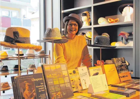  ?? FOTO: BETTINA BUHL ?? Der Museumssho­p läuft gut. Er hat im vergangene­n Jahr laut Museumslei­terin Angelika Schreiber einen Überschuss von rund 14 000 Euro erzielt, unter anderem mit Hüten, Büchern, Museumsfüh­rern oder Filzseife.