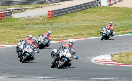  ?? Foto: Irekia ?? Agentes motorizado­s de la Ertzaintza, durante las prácticas en el circuito de Los Arcos.