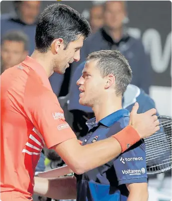  ??  ?? LA DIFERENCIA DE TAMAÑO NO SE NOTÓ EN EL TENIS. BUEN PARTIDO DEL PEQUE, QUE ESTÁ LEVANTANDO.