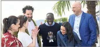  ?? (Photo Patrice Lapoirie) ?? Le jury réuni dans une ambiance détendue, plage du Gray d’Albion, hier après-midi.