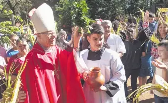  ?? ?? Monseñor Joaquín Robledo bendijo las palmas en la ciudad de San Lorenzo.