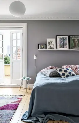  ??  ?? LINKS Die Badezimmer­wände in einem frischen Mint-Ton sorgen schon morgens für gute Laune.
RECHTS Im Schlafzimm­er schaffen graue Wände eine ruhige Atmosphäre. Sie bringen die bunten Textilien optimal zur Geltung.