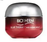  ??  ?? Coppia vincente Si applicano insieme perché l’uno potenzia l’azione dell’altro. In ordine di applicazio­ne: Blue Therapy Red Algae Uplift Cure (15 ml, € 49, a destra) e Blue Therapy Red Algae Uplift Cream (50 ml, € 71) di Biotherm.