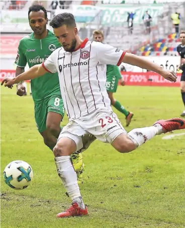  ??  ?? Auch gegen den Ex-Verein voll fokussiert: Niko Gießelmann beim 1:1 gegen Julian Green und Greuther Fürth.