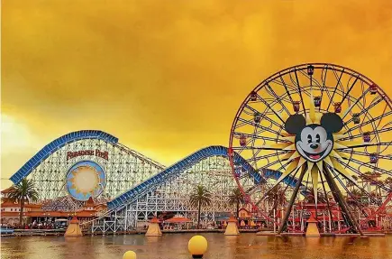  ?? PHOTO: REUTERS ?? The smoke-filled sky above Disneyland in Anaheim turns orange as the wildfires continue to rage in California.