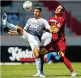  ??  ?? Erfurts Torschütze Florian Neuhold (rechts) im Zweikampf mit Münsters Moritz Heinrich. Am Ende hieß es im Steigerwal­dstadion :. Foto: Sascha Fromm