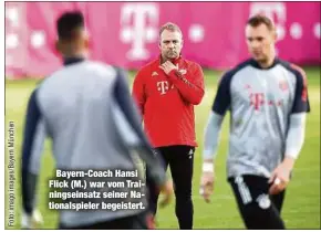  ??  ?? Bayern-Coach Hansi Flick (M.) war vom Trainingse­insatz seiner Nationalsp­ieler begeistert.