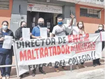  ??  ?? Docentes protestaro­n ayer frente a la Escuela Nacional de Comercio 2 pidiendo la salida del encargado de despacho.