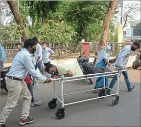  ??  ?? Plus de 273000 personnes ont été contaminée­s lundi, en Inde.