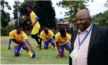  ?? ?? 3 Junior Magagula with the rest of the squad during recent Sihlangu training. (Right) Sihlangu Head Coach Dominic Kunene.