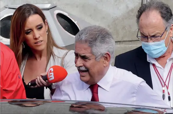  ?? ?? Luís Filipe Vieira
foi surpreendi­do pela equipa de reportagem da CMTV quando saía de uma porta lateral do pavilhão, depois de ter votado