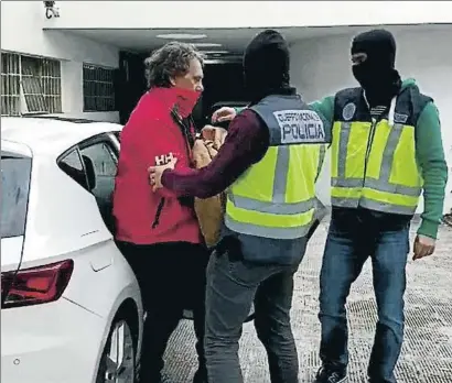  ?? POLICIA NACIONAL ?? En la imagen superior dos policías nacionales conducen a Sito Miñanco a comisaría, tras se detenido en Algeciras, donde tenía pendiente de cumplir los últimos meses de su condena. Abajo, a la derecha, una imagen de archivo cuando era el mecenas de Cambados, su pueblo